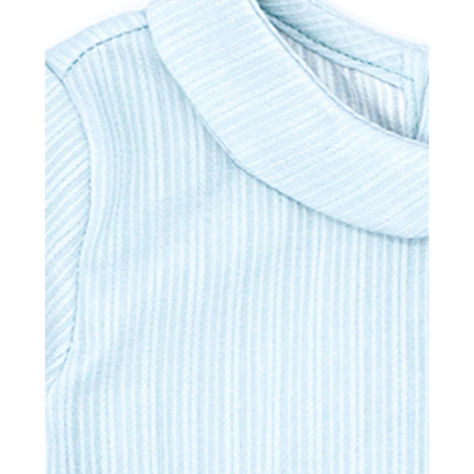 Camisa celeste de manga corta, con cuello bebe.