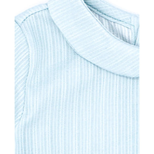 Camisa celeste de manga corta, con cuello bebe.