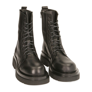 Botas militares de cuero negro.