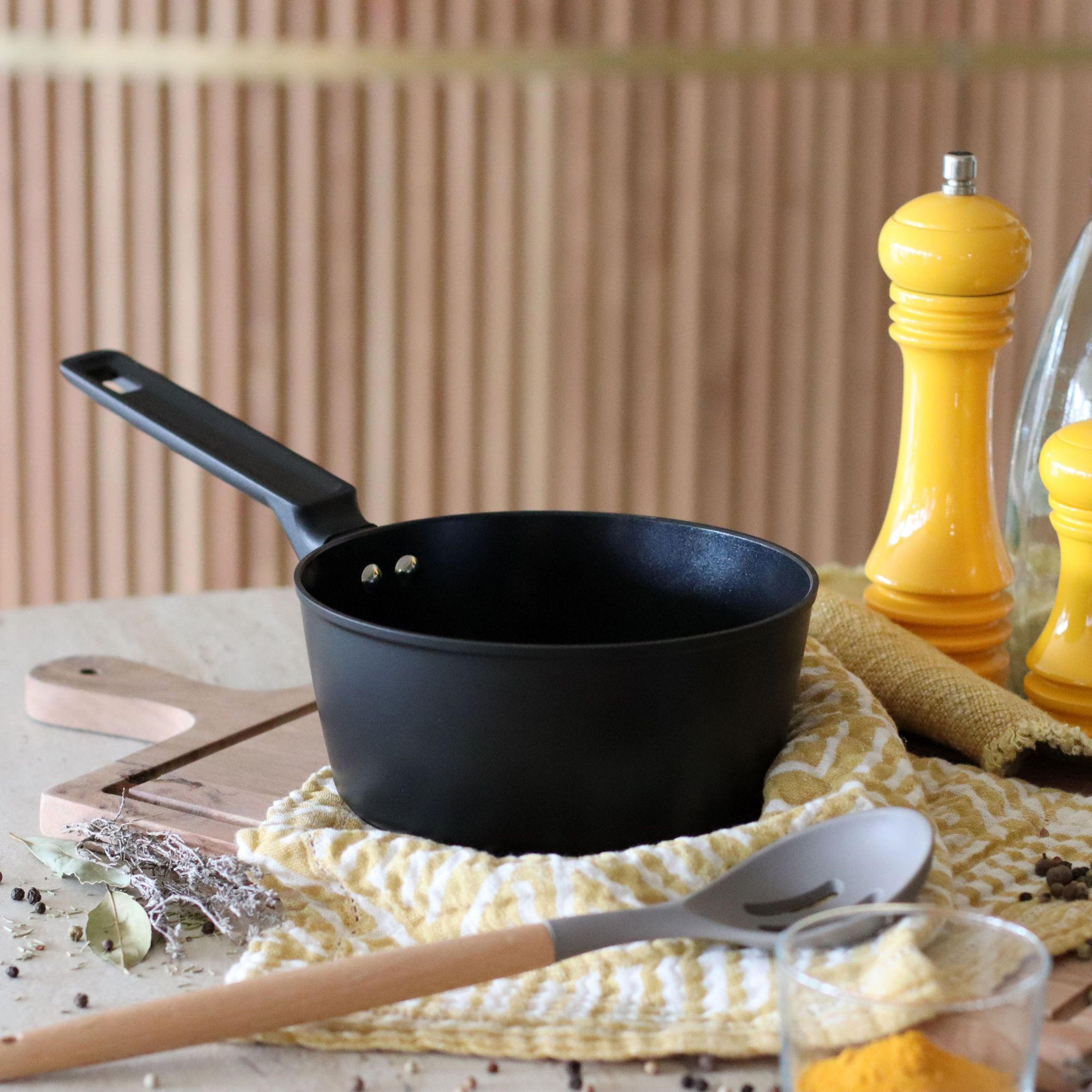 Casserole antiadhésive en aluminium noir 18cm - tous feux FIRST