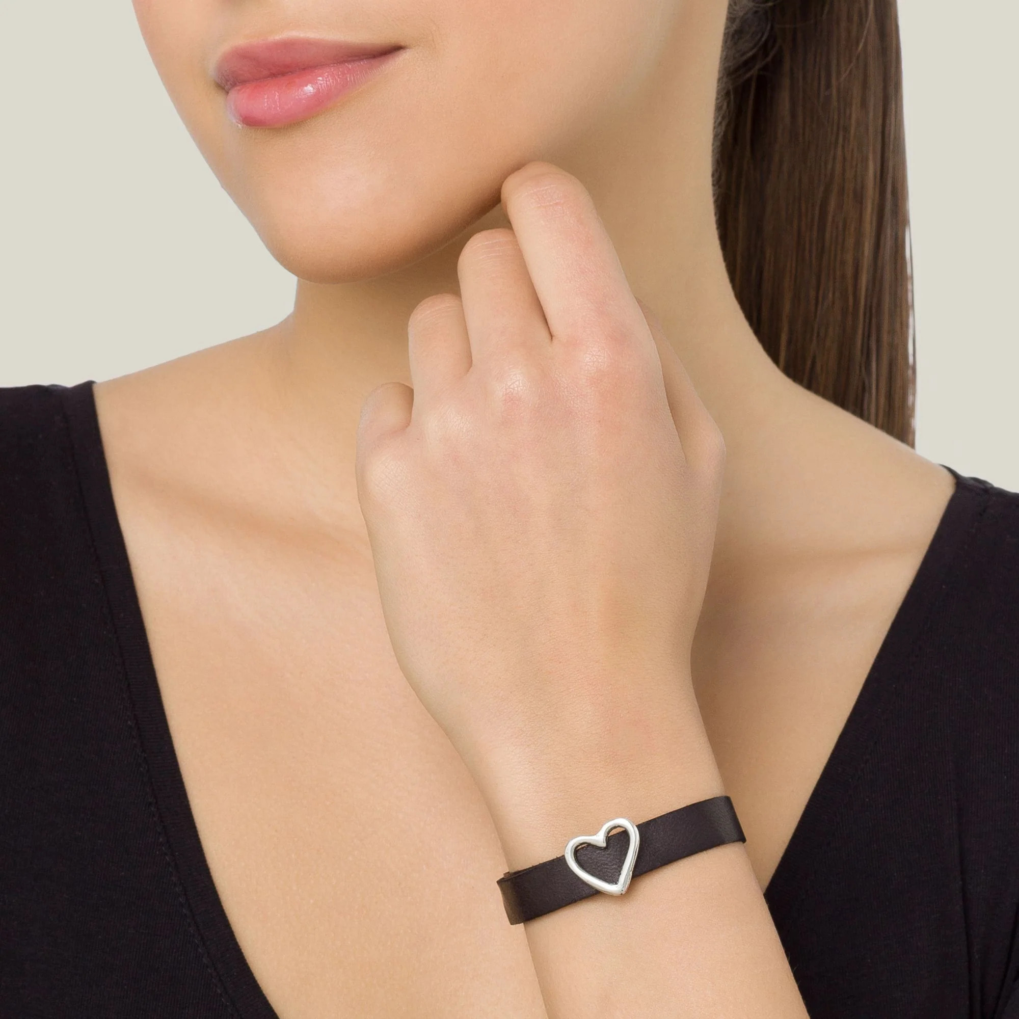 Pulsera piel negro hebilla corazón chapado plata