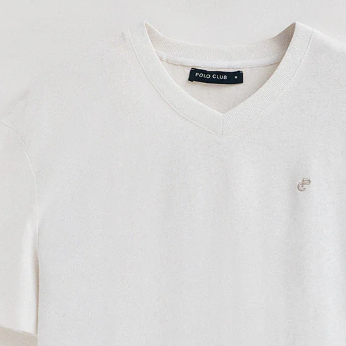 Camiseta blanca en lino y algodón de cuello en pico y monograma bordado