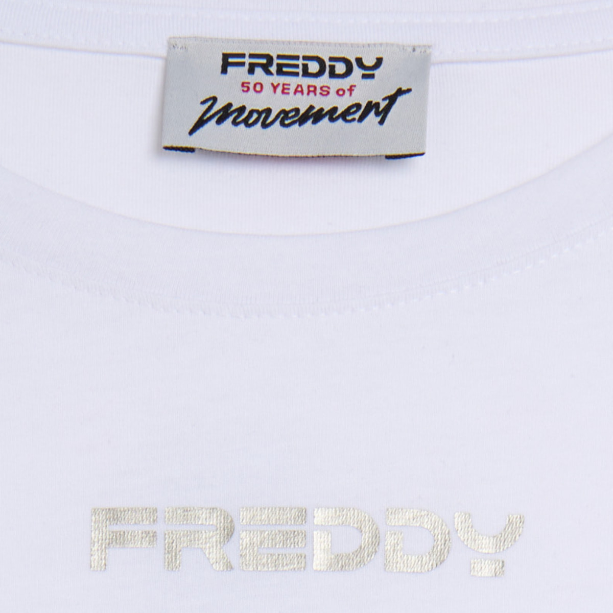 T-shirt con stampa MOV perlata e dettagli a contrasto