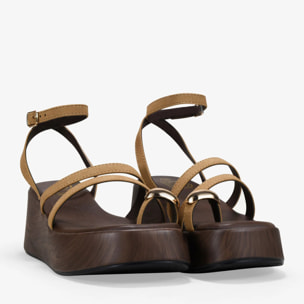 Sandalias de cuña arena con adorno metálico de dedo