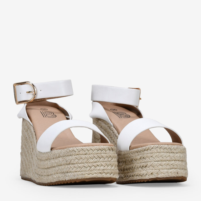 Sandalias blancas con cuña y plataforma de esparto