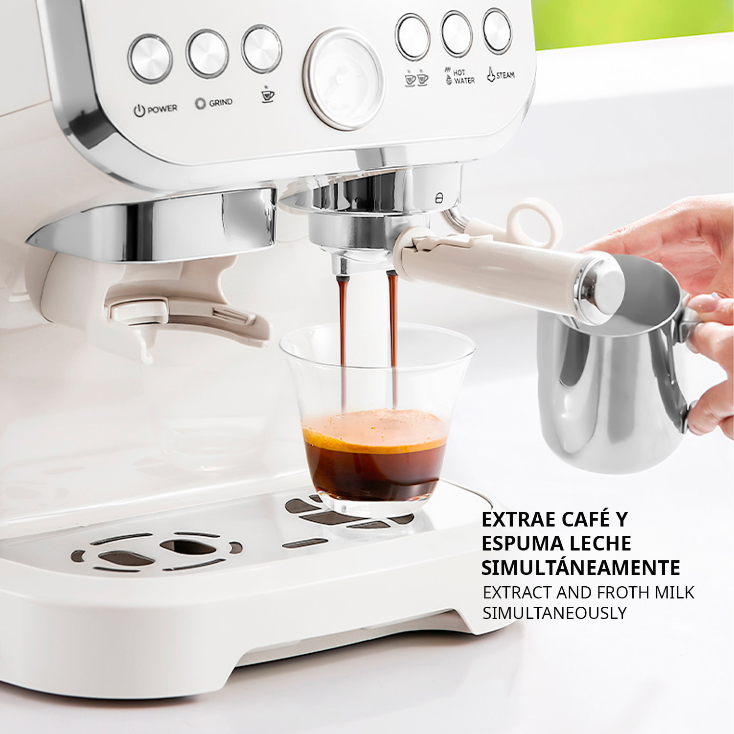 Cafetera espresso con molinillo integrado, 20 bar de presión y depósito de 2 L. Permite moler y preparar café al momento, con vara de vapor y controles sencillos.