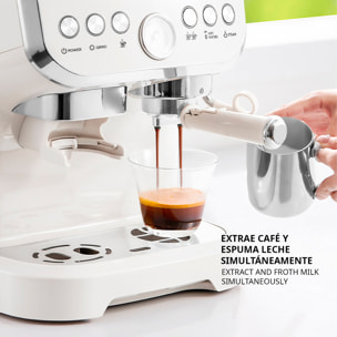 Cafetera espresso con molinillo integrado, 20 bar de presión y depósito de 2 L. Permite moler y preparar café al momento, con vara de vapor y controles sencillos.