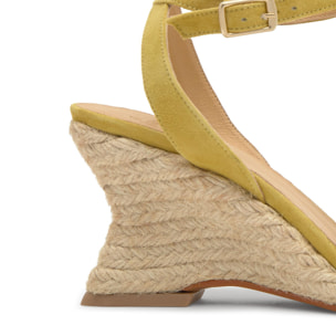 Alpargata de cuña Judi en ante con punta afilada y cierre de pulsera