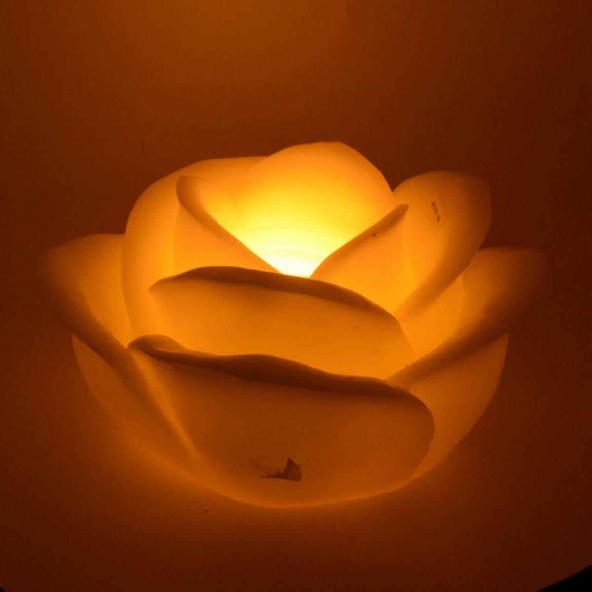 Candela con led a forma di rosa bianco fontana cmø32h20