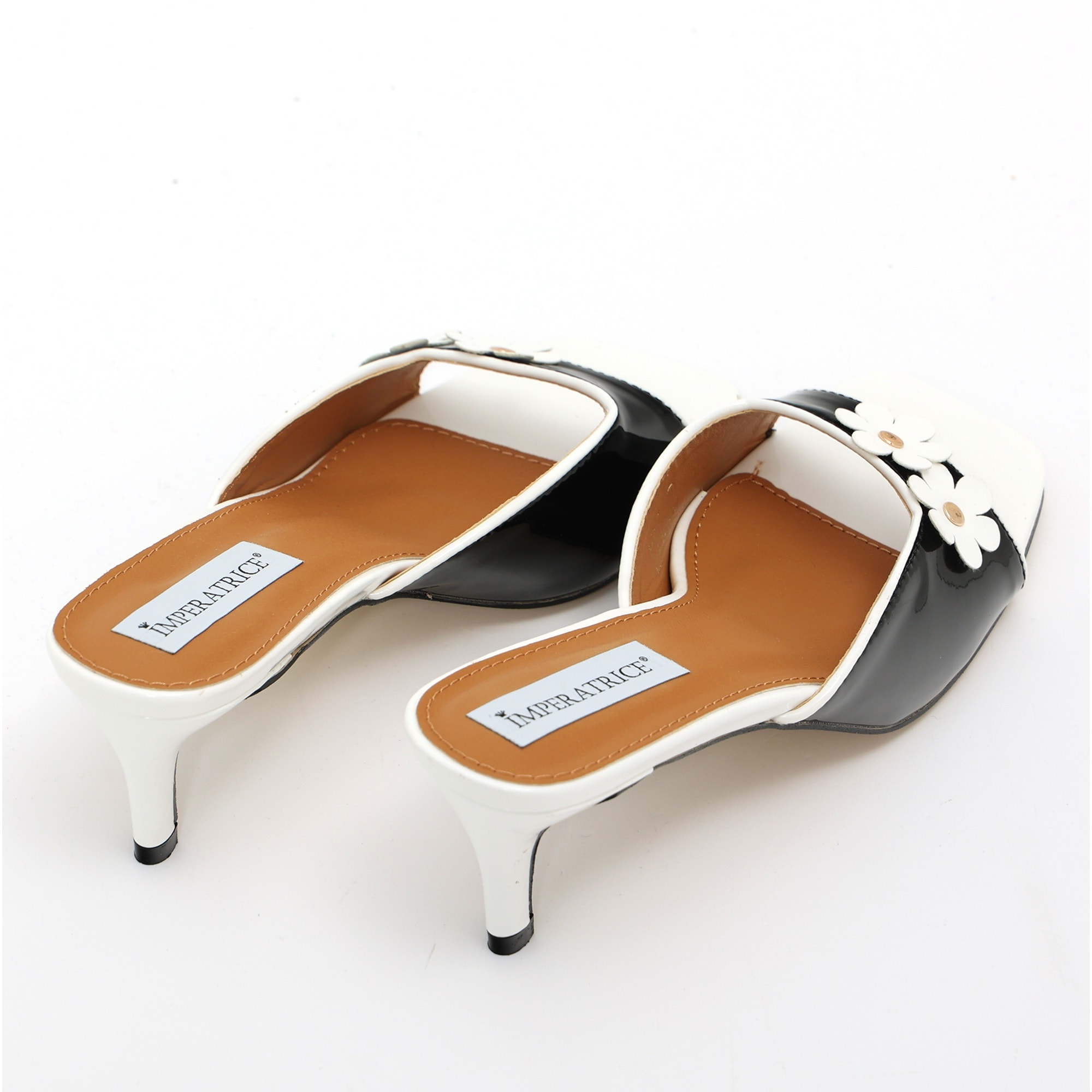 Sandali in simil pelle verniciata con tacco basso a spillo