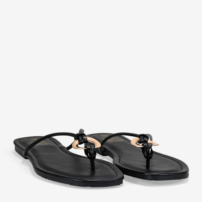 Sandalias de dedo negras planas con adorno metálico