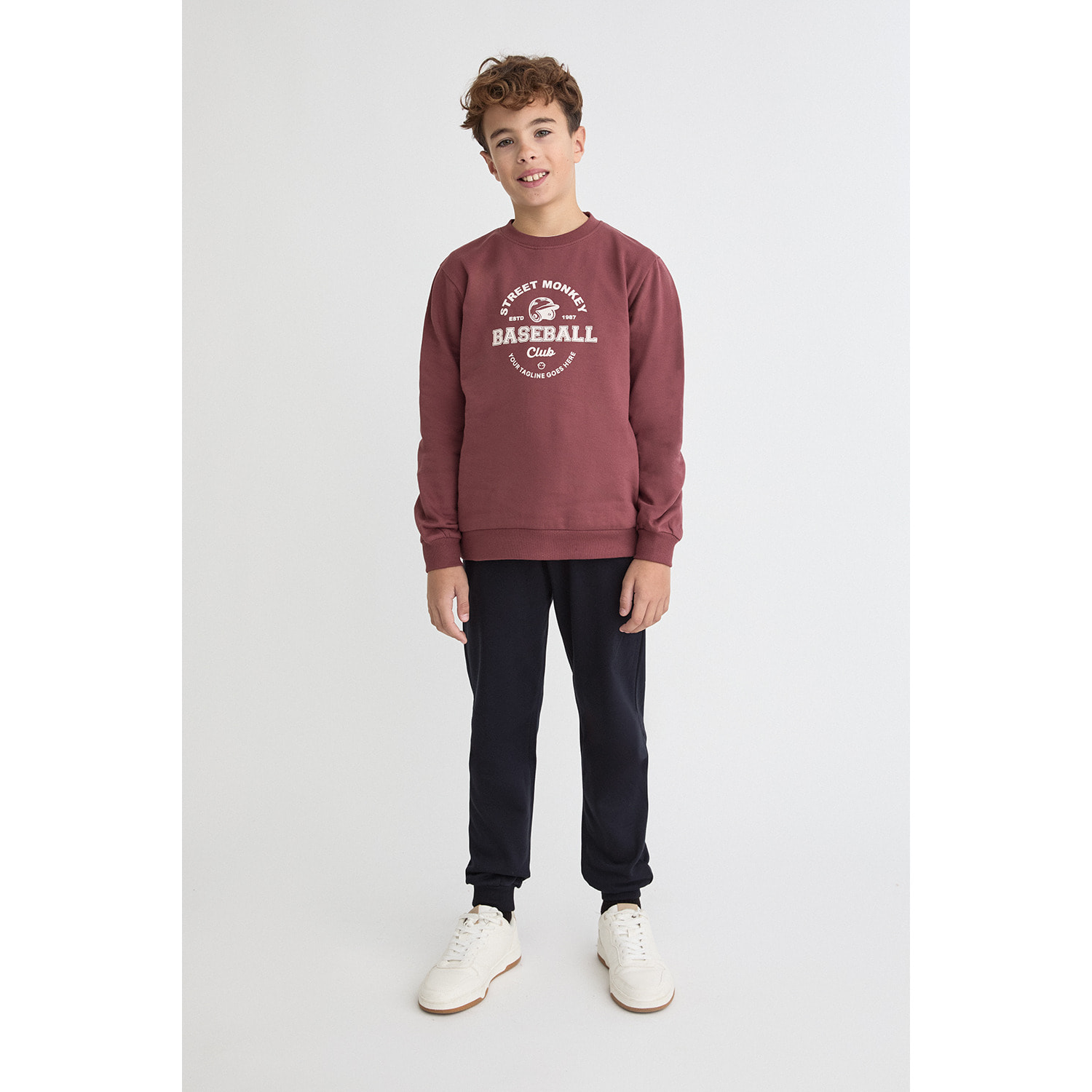 Conjunto niño sudadera teja y marino de felpa con estampado frontal y pantalón, puños elásticos | Color: Borgoña | Street Monkey