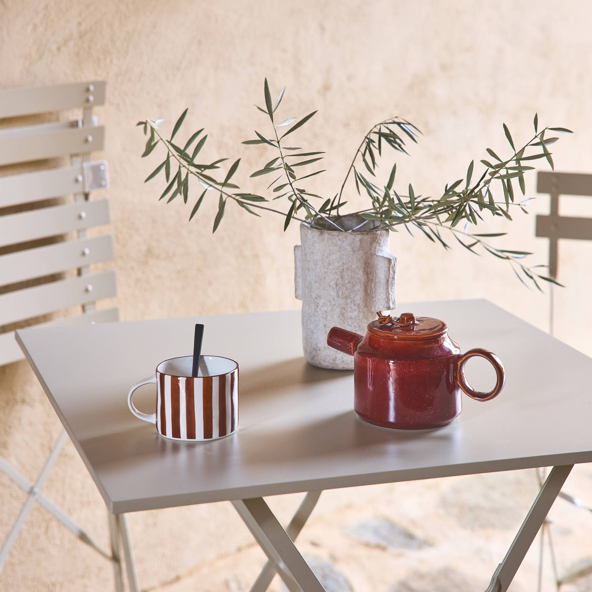 Table de jardin bistrot pliante métal + 2 assises beige 70 x 70cm. acier thermolaqué