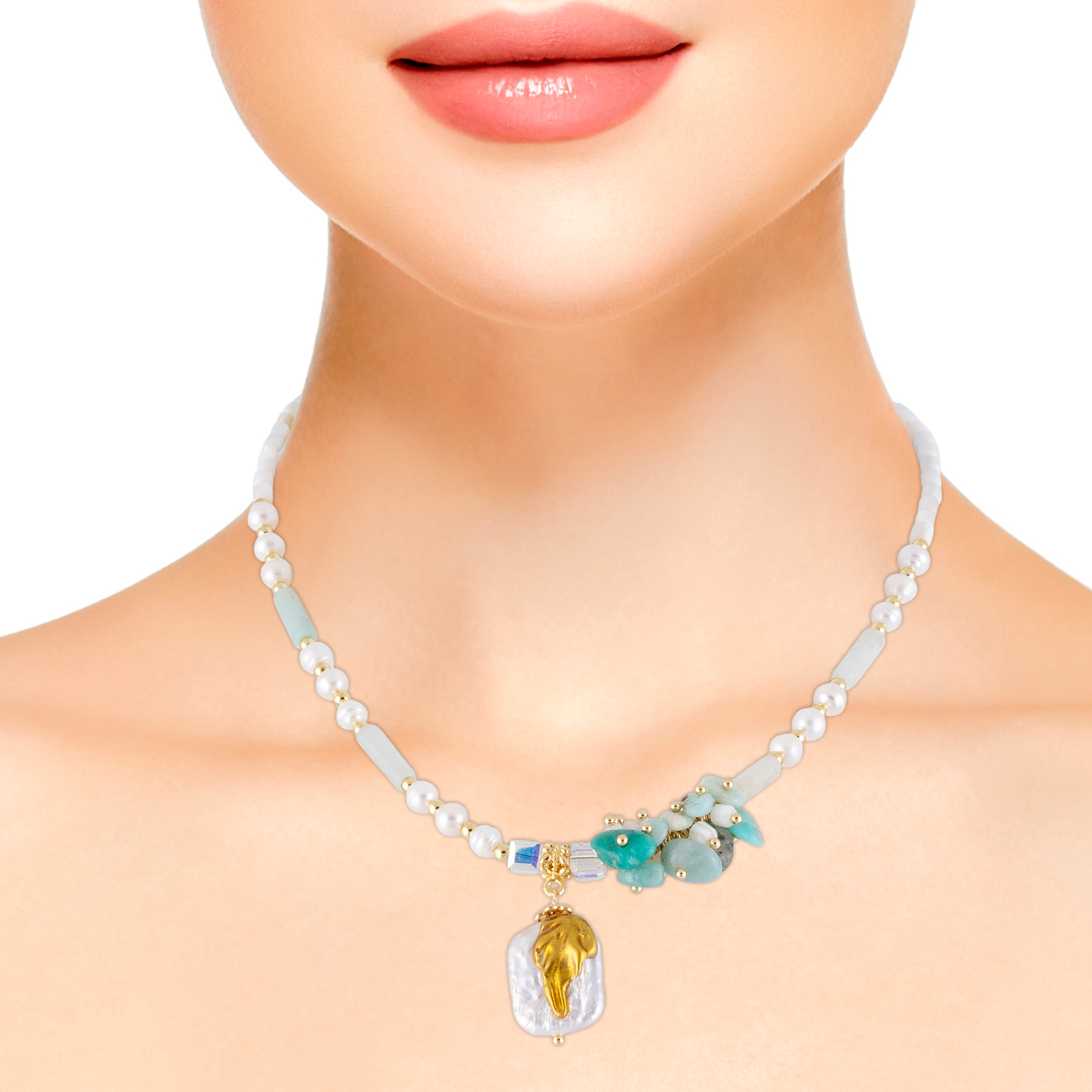 Collar con colgante cuadrado pintado, piedra aguamarina, conchas, lapislázuli y perlas naturales con cierre de mosquetón.