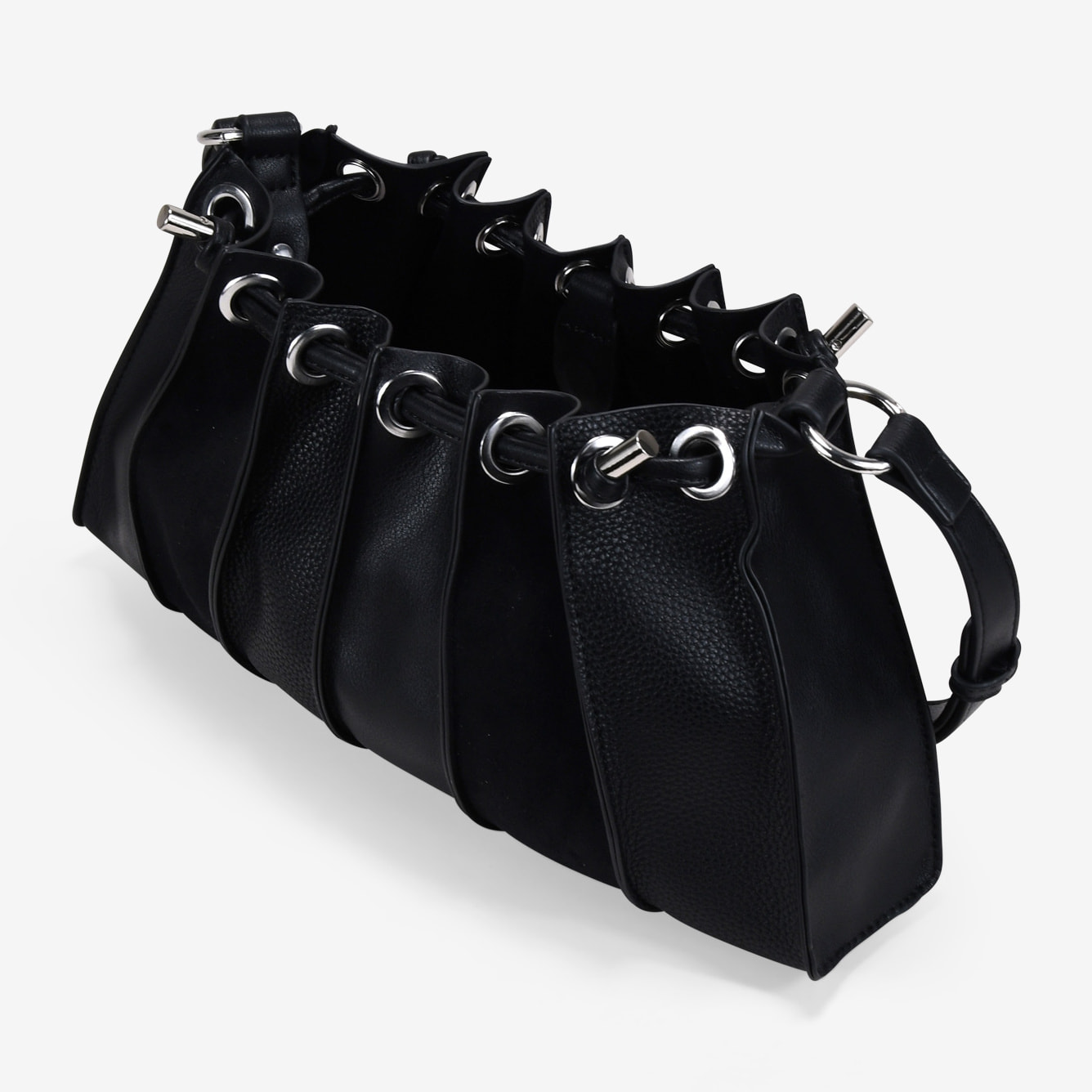 Bolso de hombro negro plisado con cierre imán