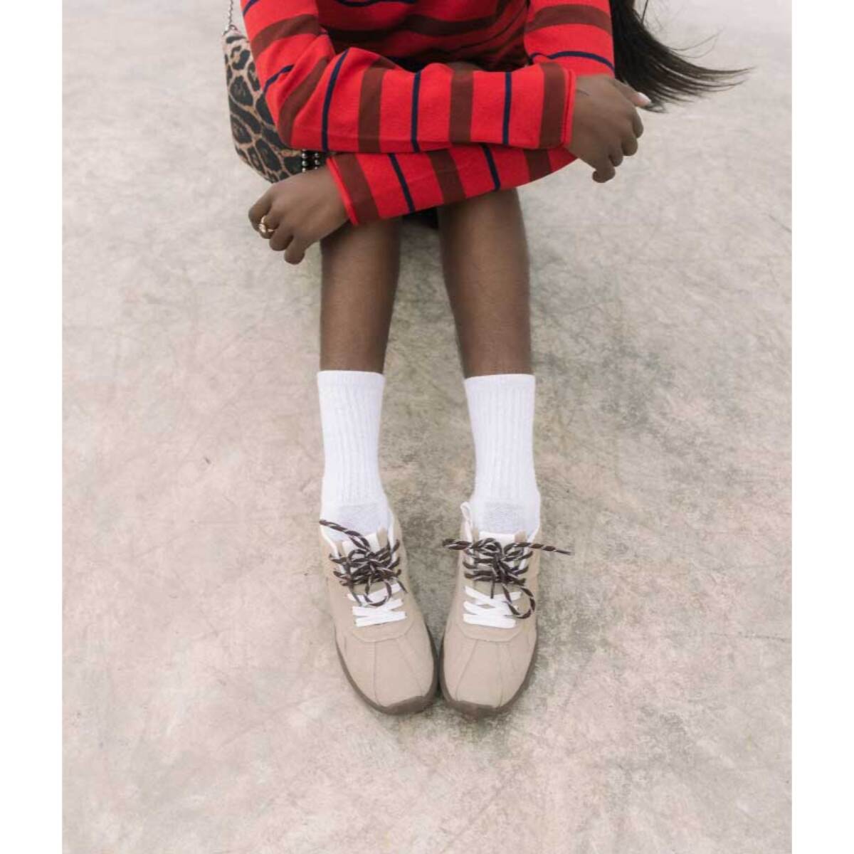 Zapatillas deportivas beige con cordones