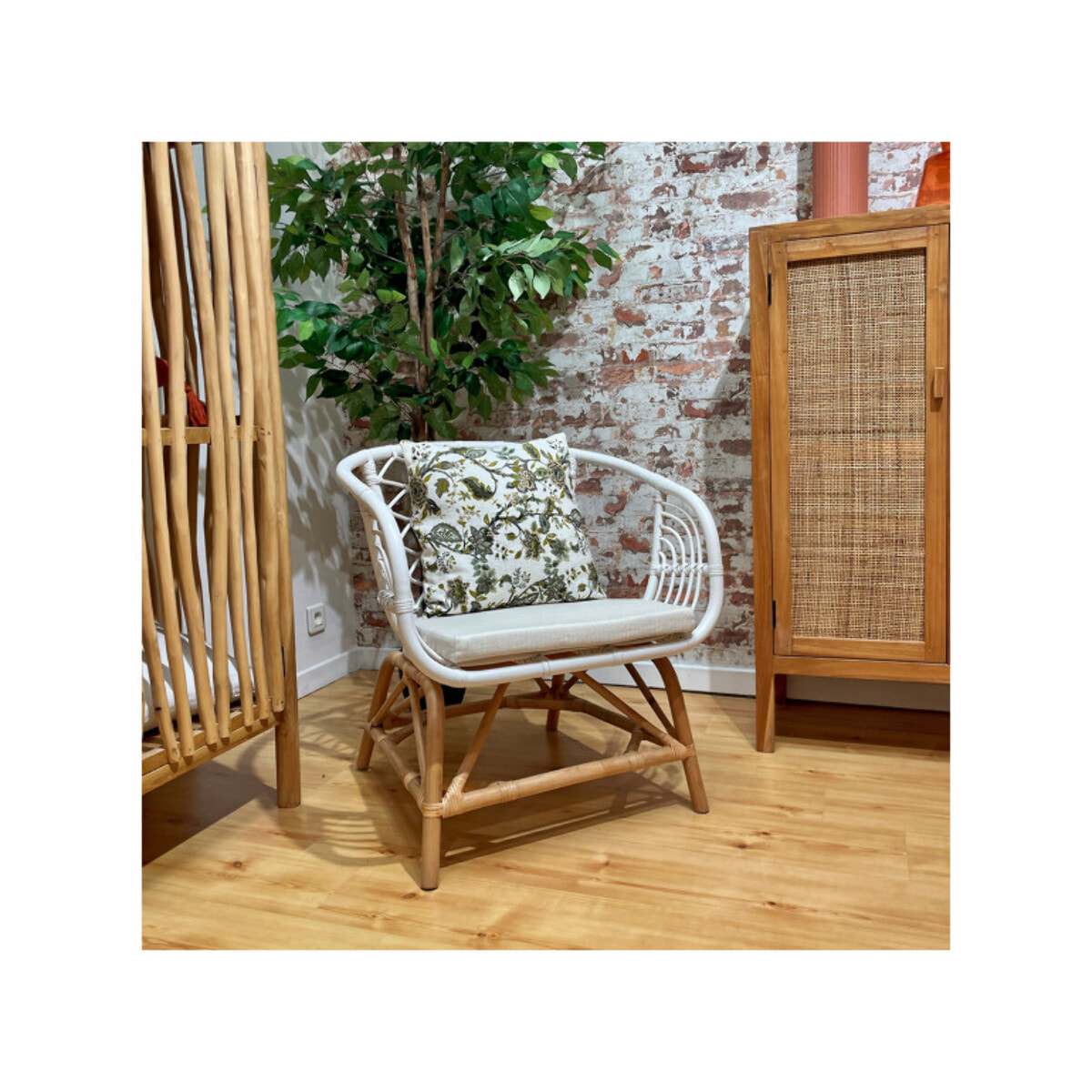 Fauteuil relax en rotin tressé bicolore blanc avec coussin – AURA