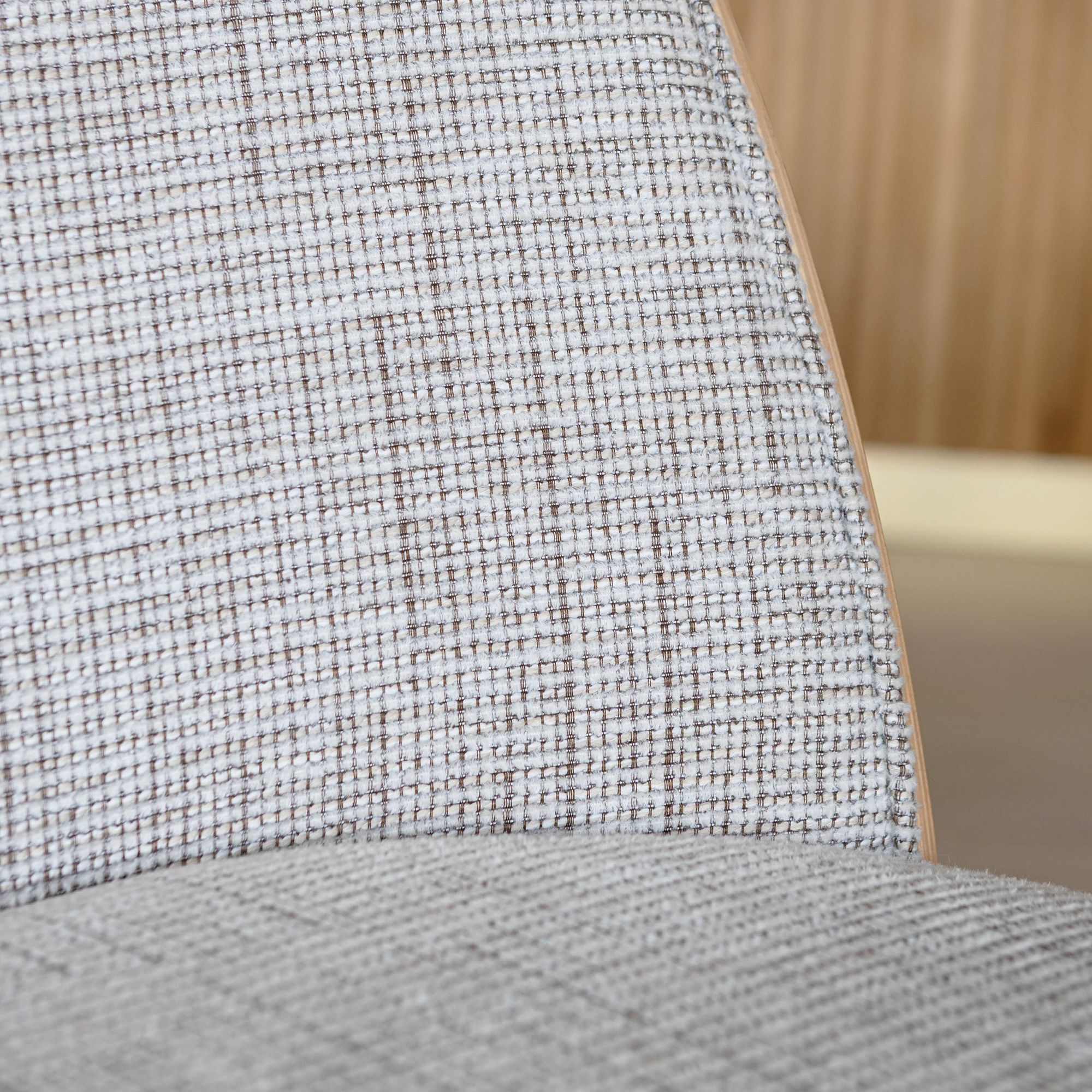 Lot de 2 chaises en tissu beige et dossier en finition noyer MAIA