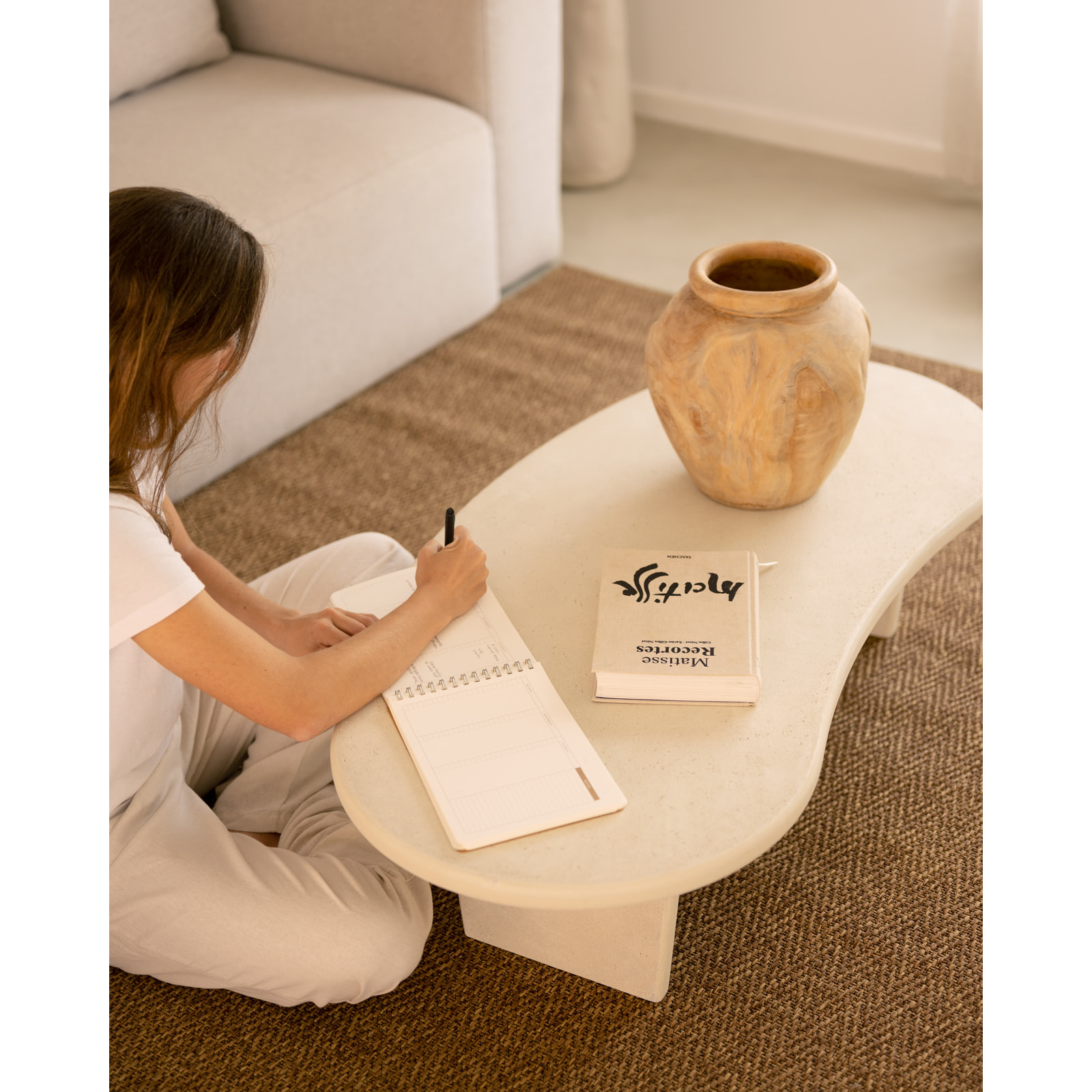 Table basse en microciment aux formes organiques avec trois pieds de teinte blanc cassé de 120cm Hauteur: 30 Longueur: 120 Largeur: 59.4