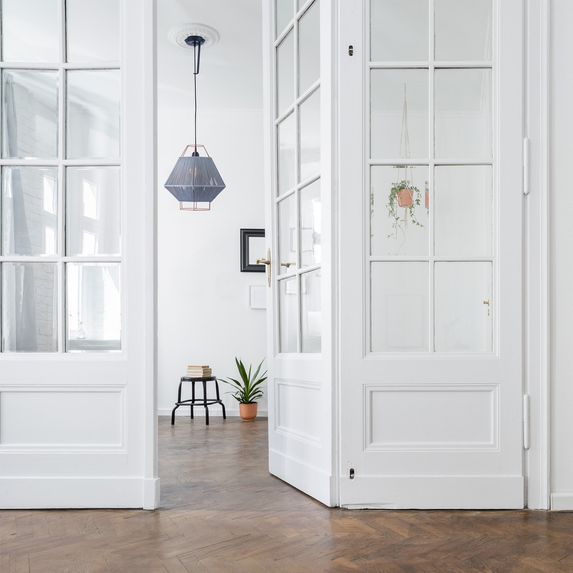 LedsC4 Lámpara Colgante LED Regulable para Interiores, Luz Cálida 3000K, 15.2W, 1006lm, Diseño Moderno en Acero Blanco, Diámetro 12.6 cm, Altura Ajustable hasta 150 cm