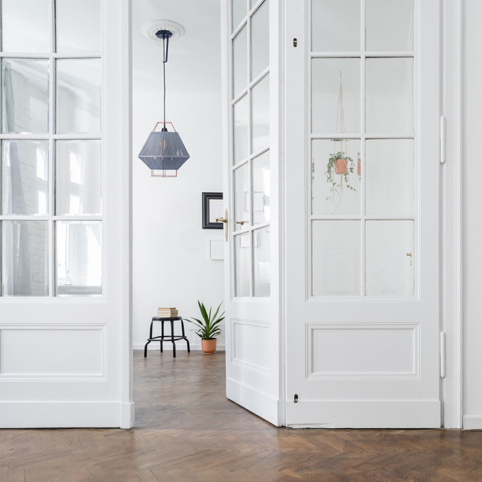 LedsC4 Lámpara Colgante LED Regulable para Interiores, Luz Cálida 3000K, 15.2W, 1006lm, Diseño Moderno en Acero Blanco, Diámetro 12.6 cm, Altura Ajustable hasta 150 cm