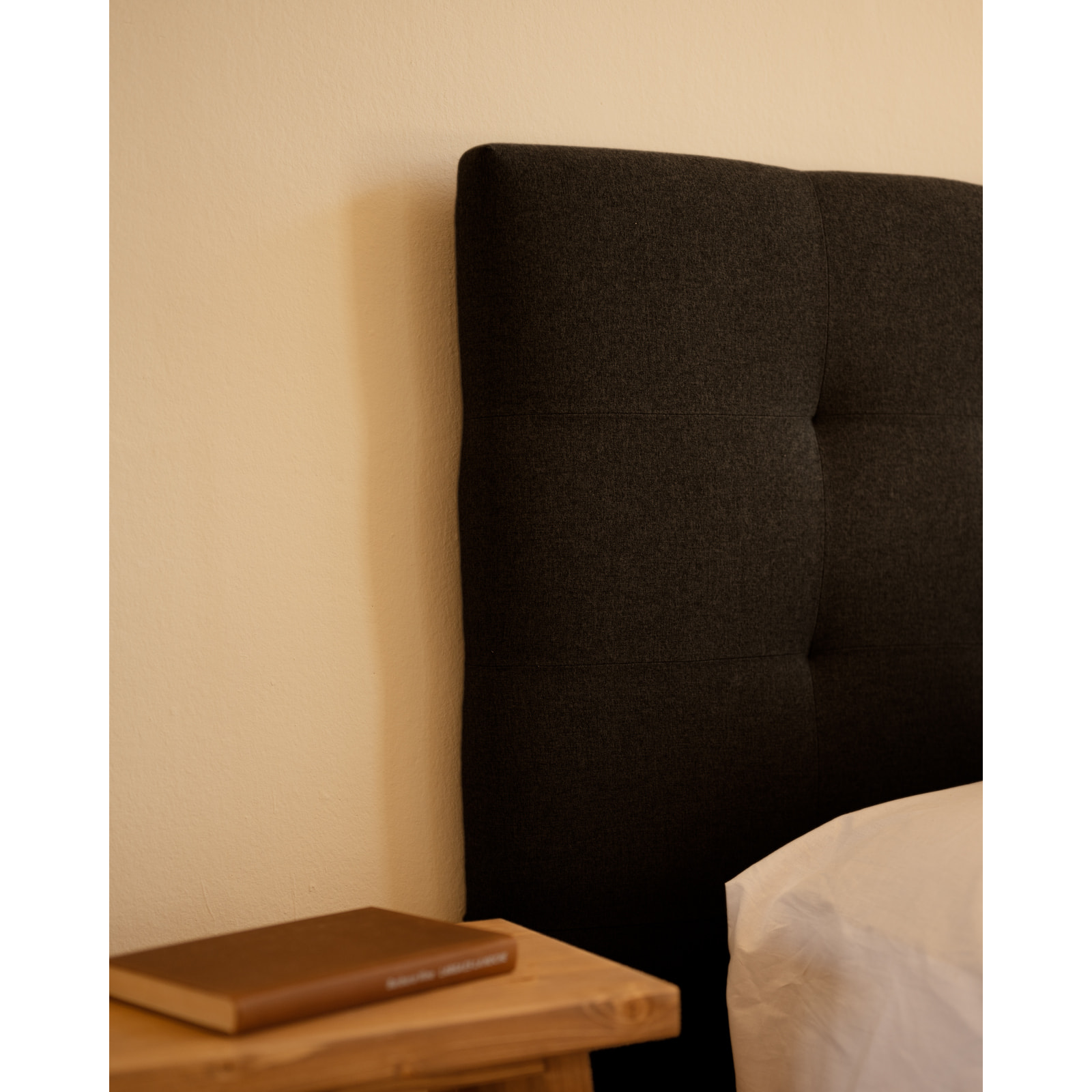 Tête de lit rembourrée en polyester avec plis en noir en différentes tailles