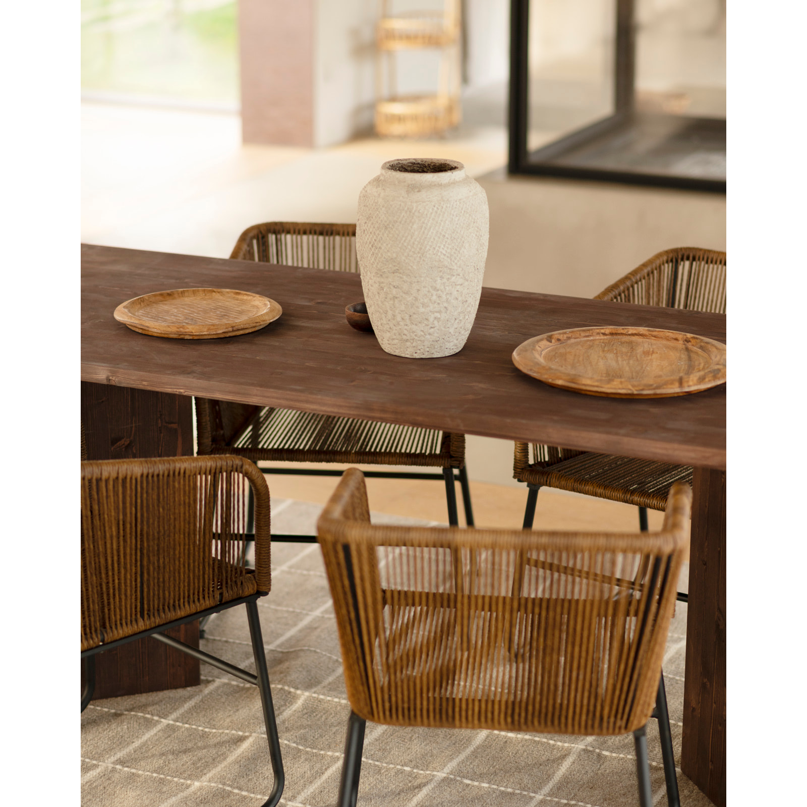 Table de salle à manger en bois massif en ton noyer en différentes tailles