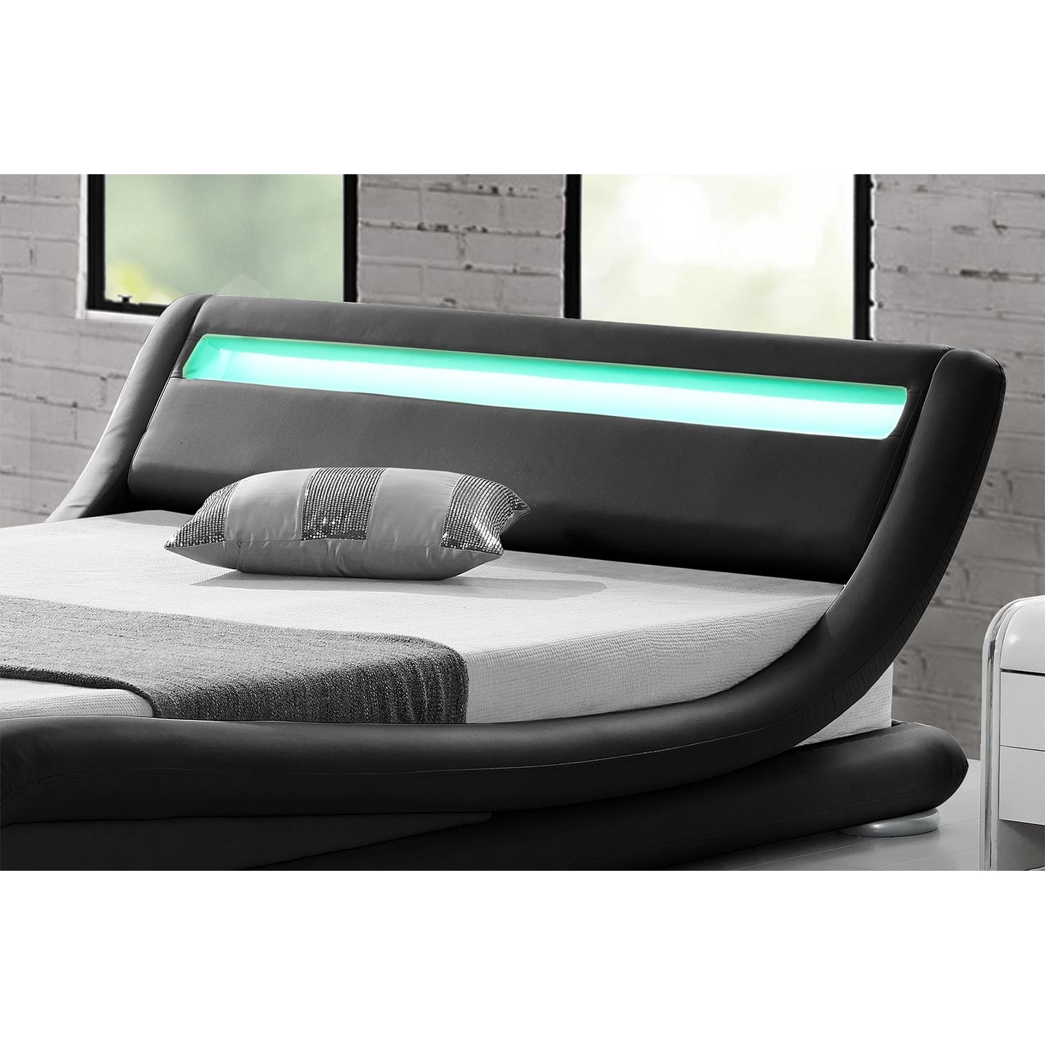 Structure de lit avec LED 160 x 200 cm en PU noir ARMANDA