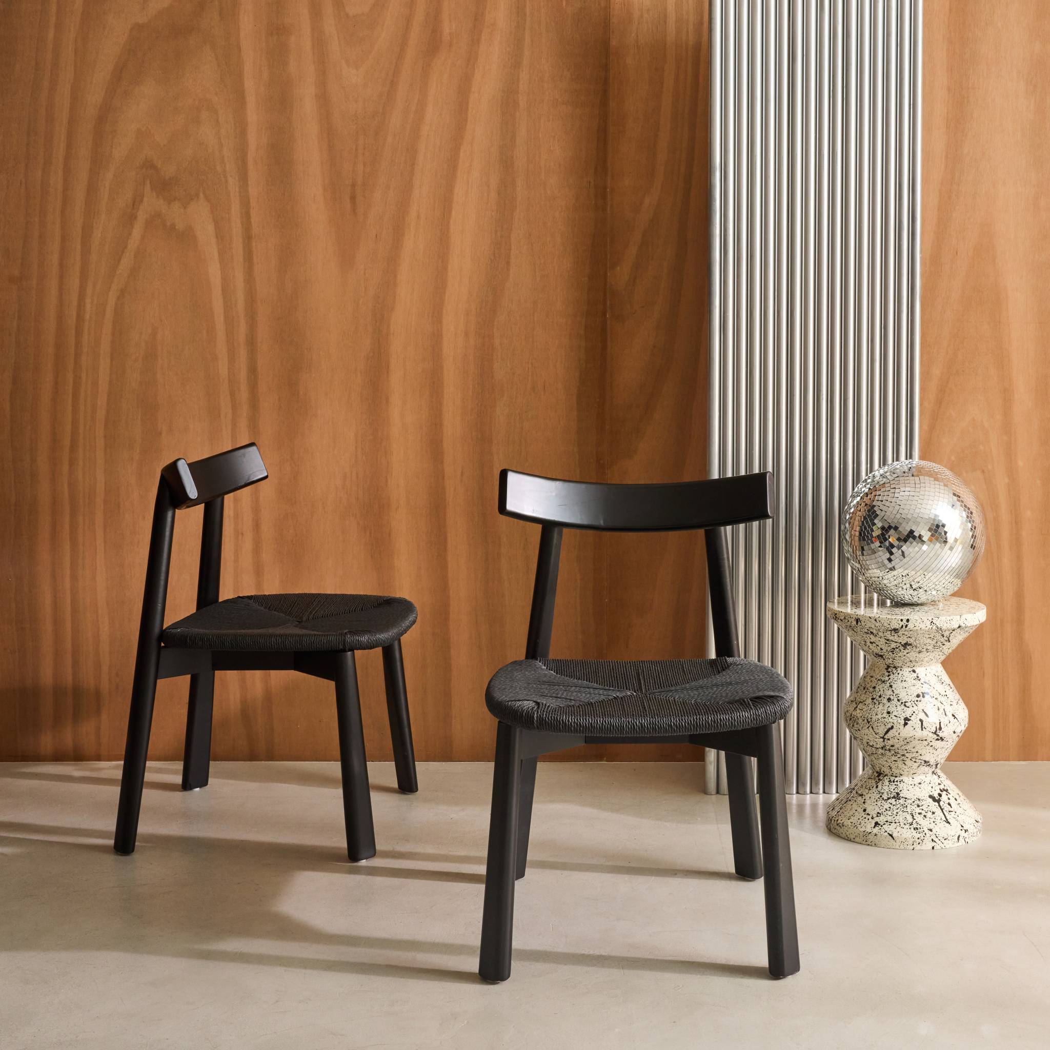 Lot de 2 chaises scandinaves en bois d'hévéa noir et assise en corde noire