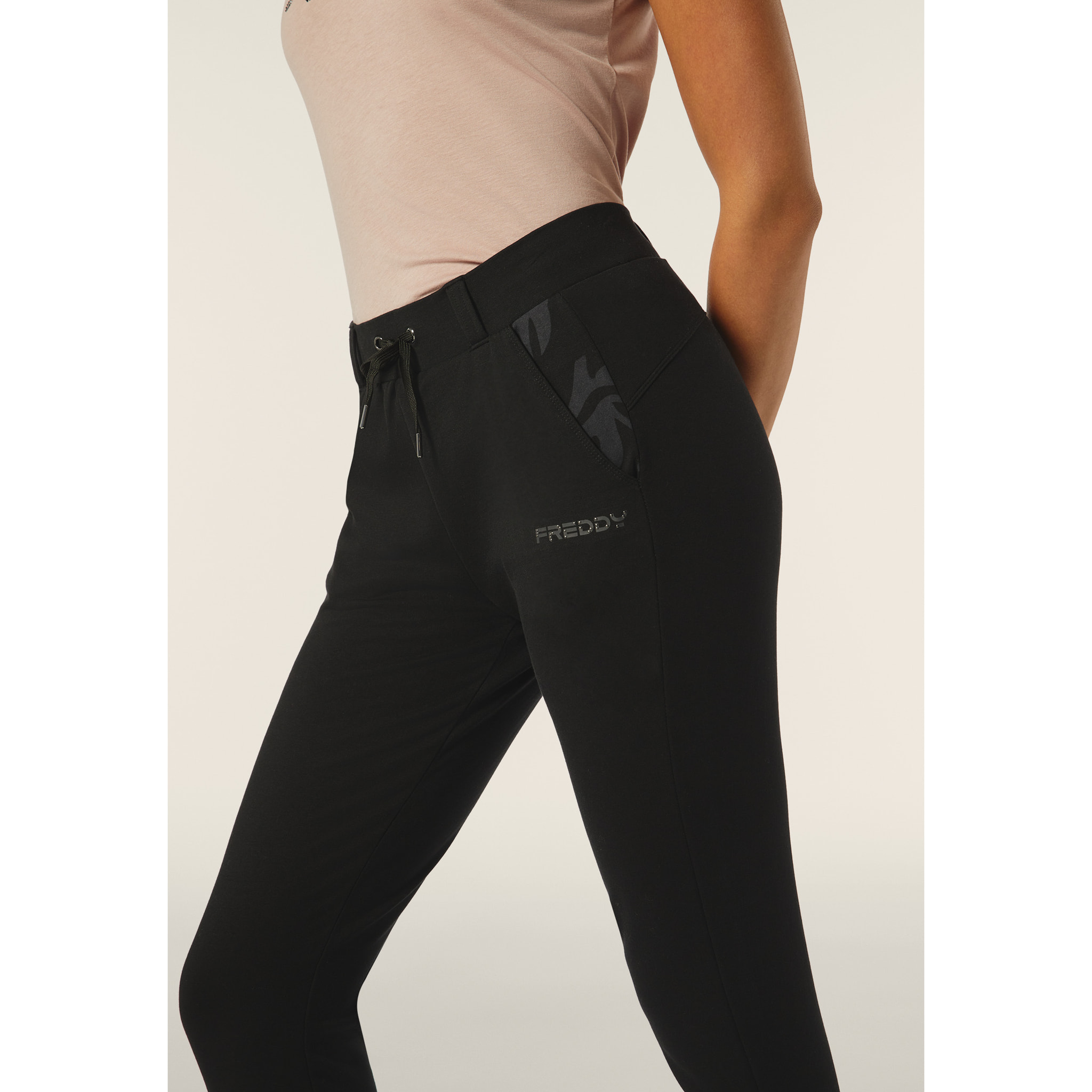 Pantaloni donna slim fit in felpa con apertura sul fondo