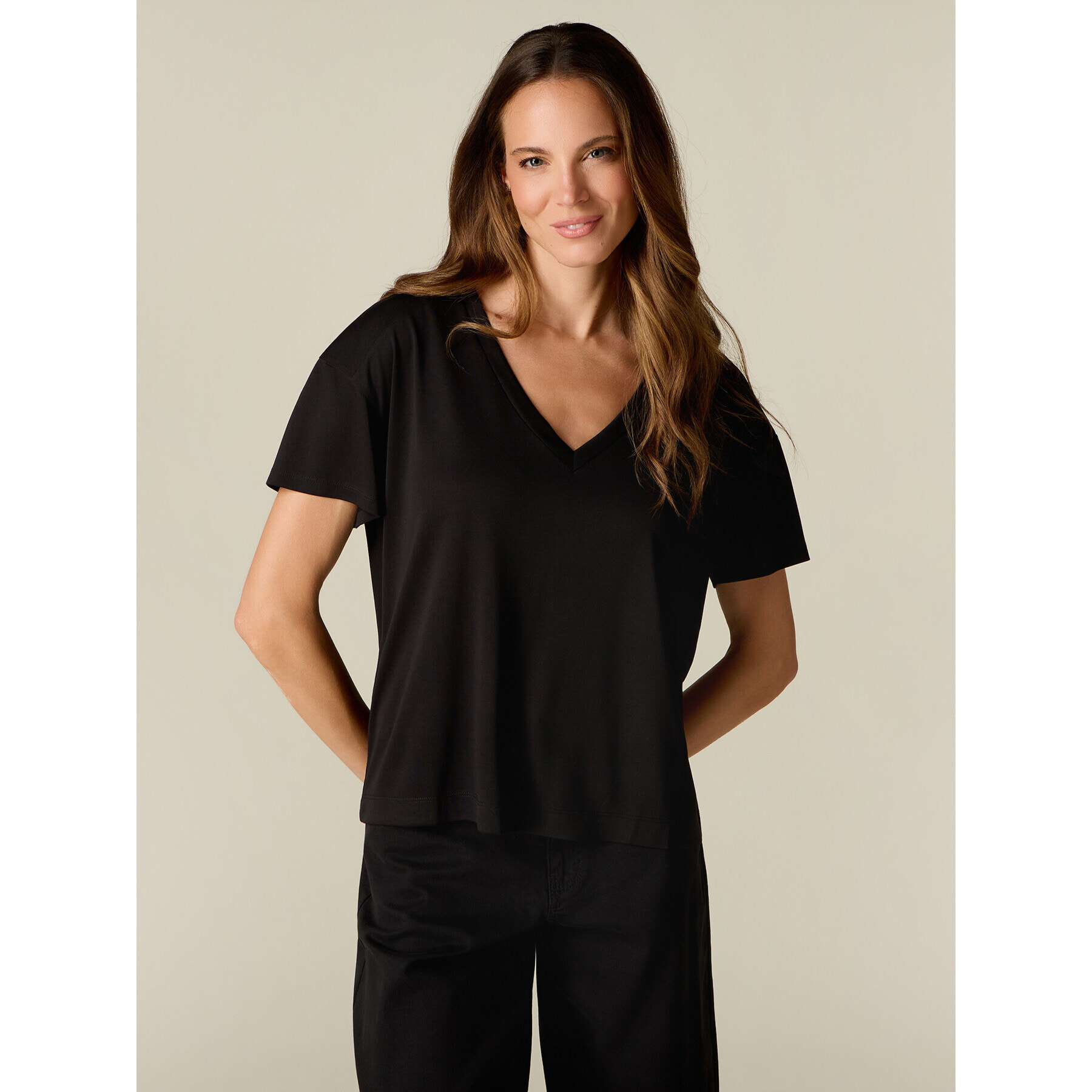 Oltre - T-shirt misto modal con scollo a V - Nero