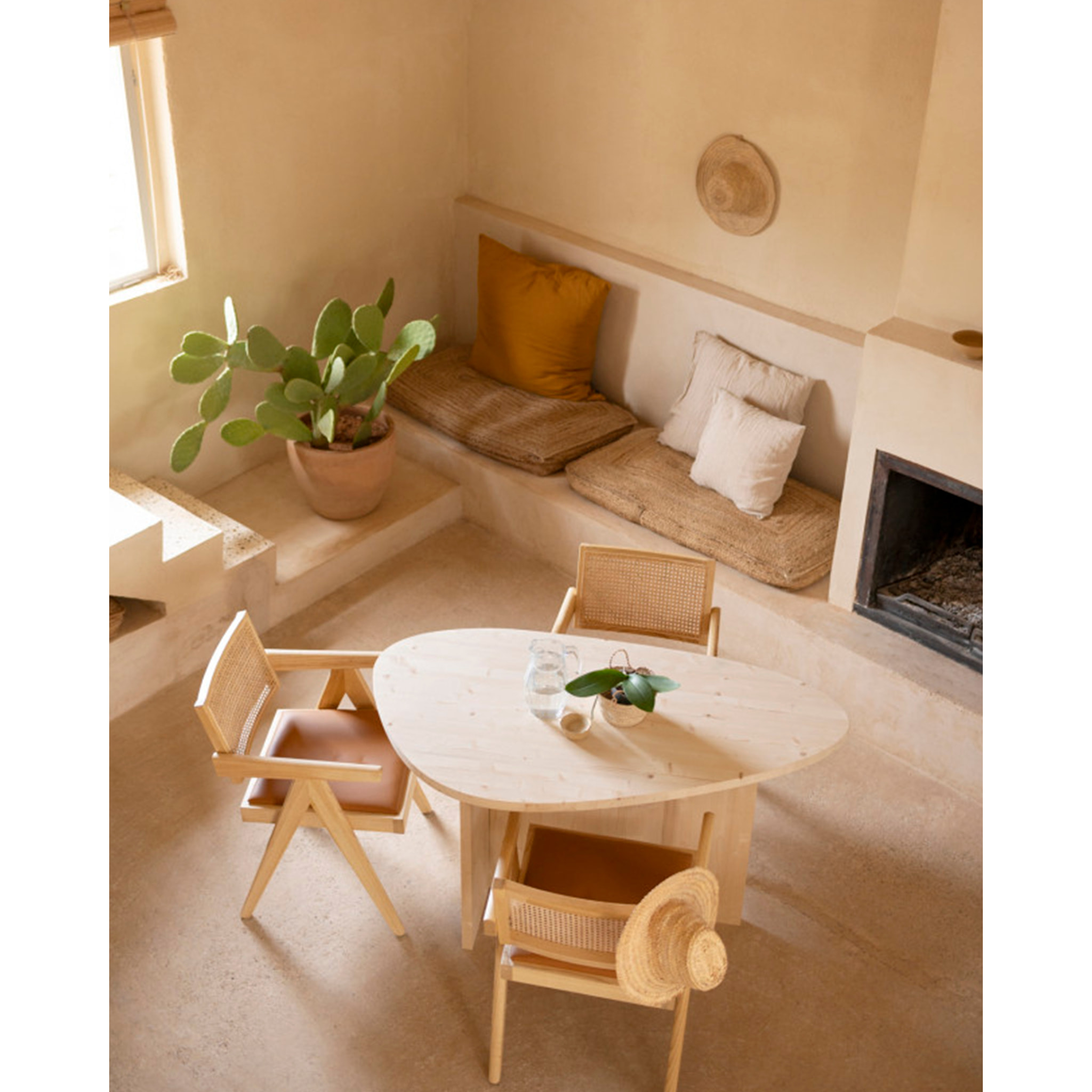 Mesa de comedor de madera maciza en tono natural de 143cm Alto: 75 Largo: 142.9 Ancho: 77.7