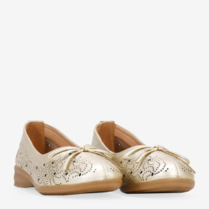 Bailarinas doradas en piel cortadas a láser