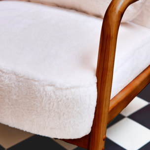 Fauteuil scandinave bois d'hévéa teinté noyer clair et tissu fausse fourrure AMELIE