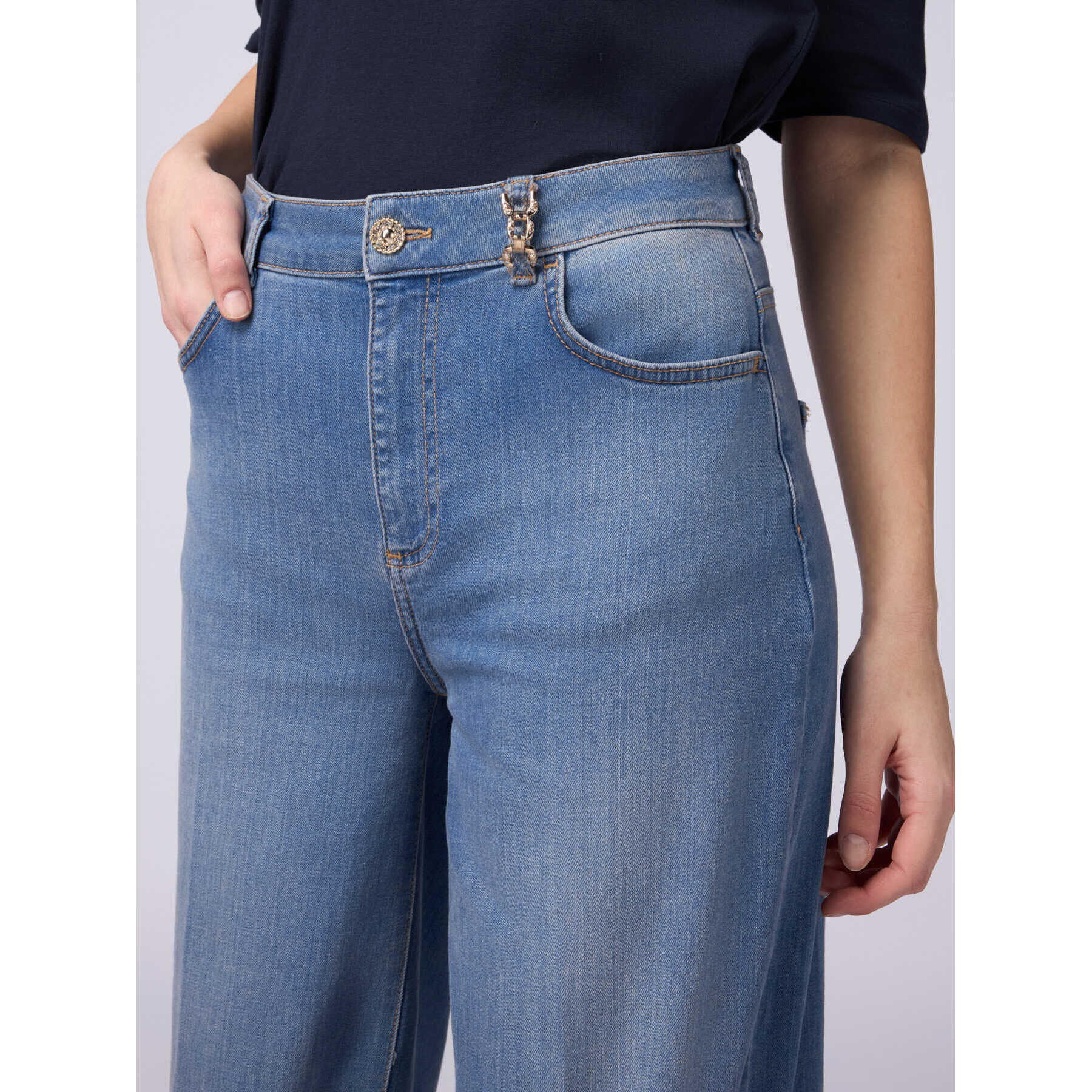 Oltre - Jeans wide leg con dettaglio catena - Azzurro