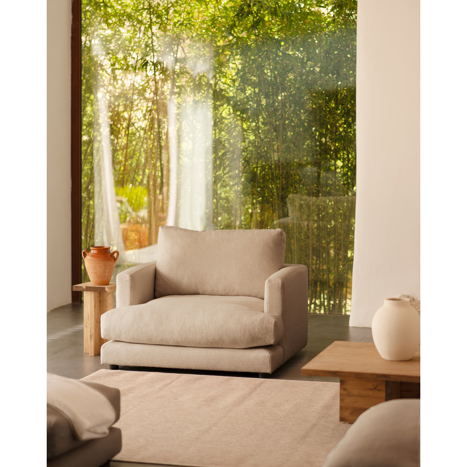 Fauteuil de teinte gris clair de 105cm Hauteur: 85 Longueur: 108 Largeur: 105