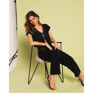 Pantalón recto con detalle de tachuelas