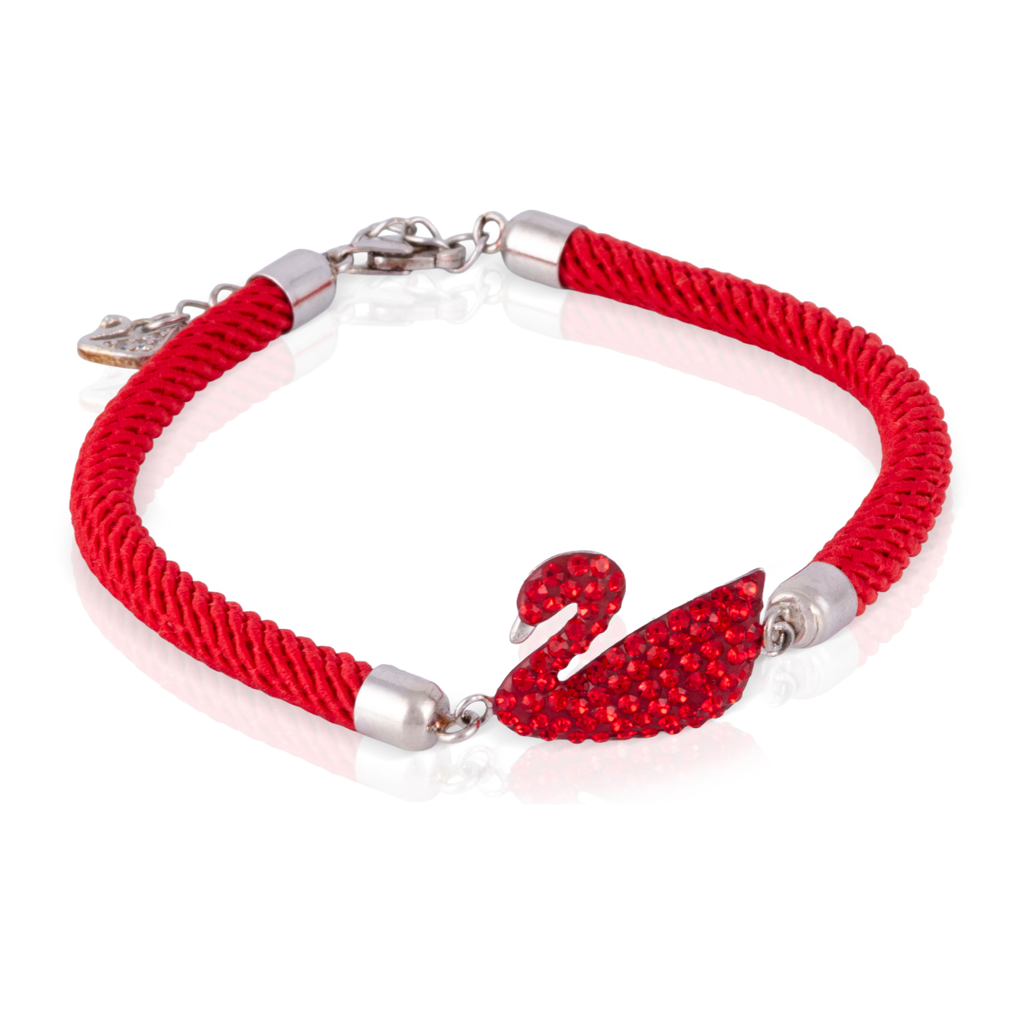 Pulsera roja de hilo de poliéster con diseño trenzado y cisne decorativo de circón, detalles en plata de ley 925 y cierre de mosquetón.