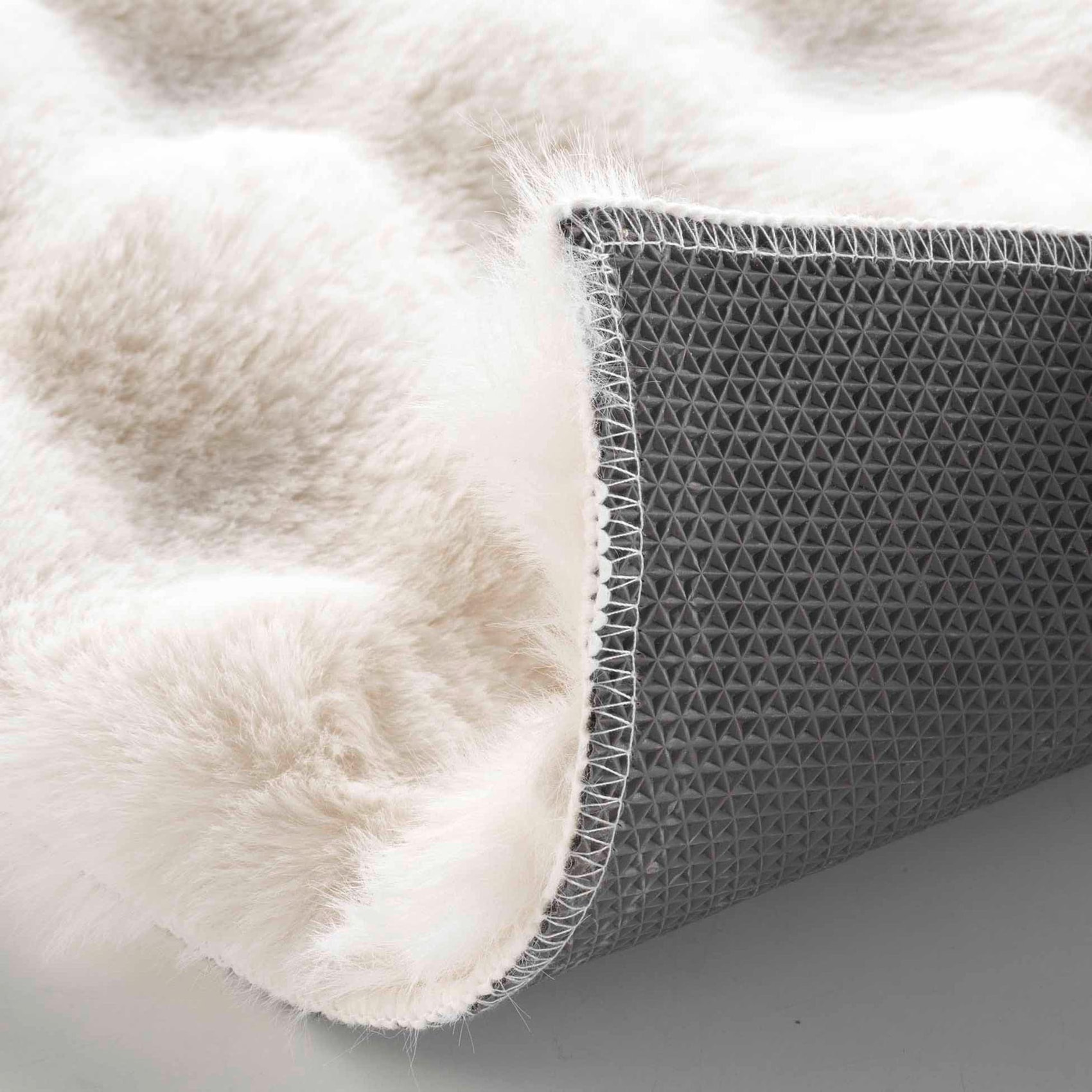 Tapis doux en imitation fourrure avec relief moelleux - Naturel