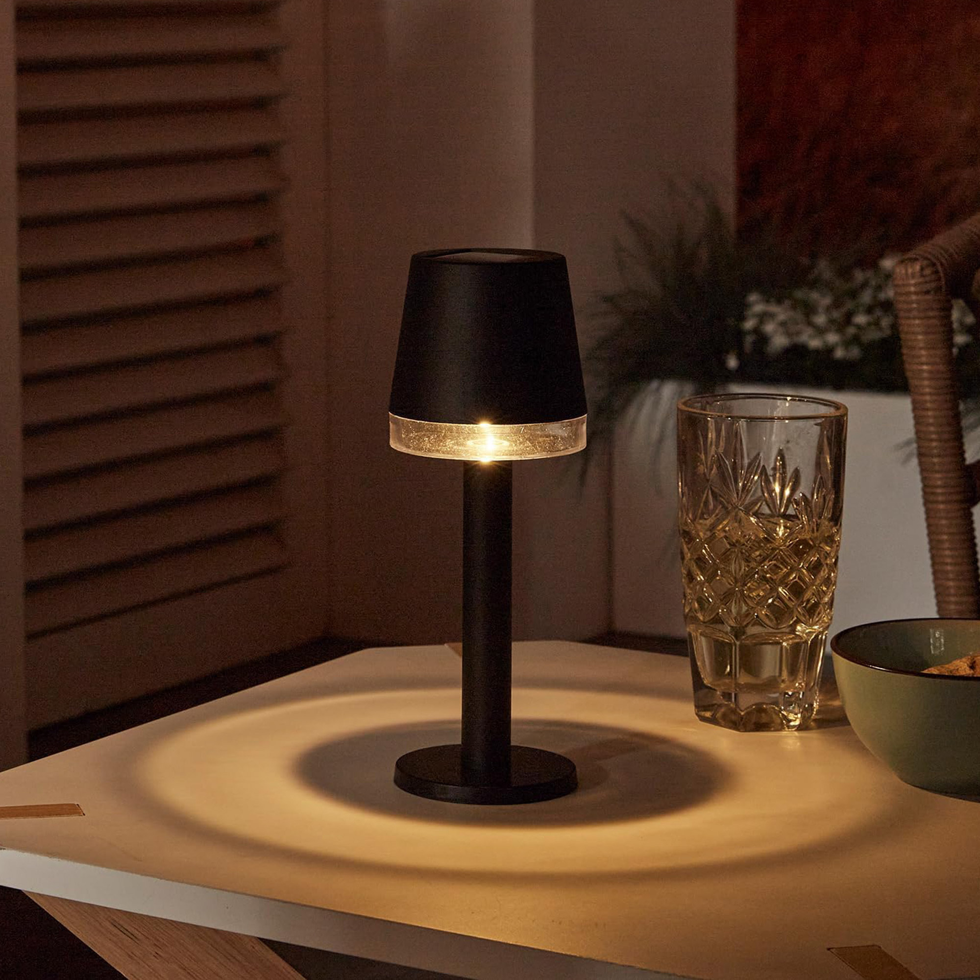 Well Home Lámpara de Mesa solar luces LED blanco cálido en color Negro Ø8x21cm