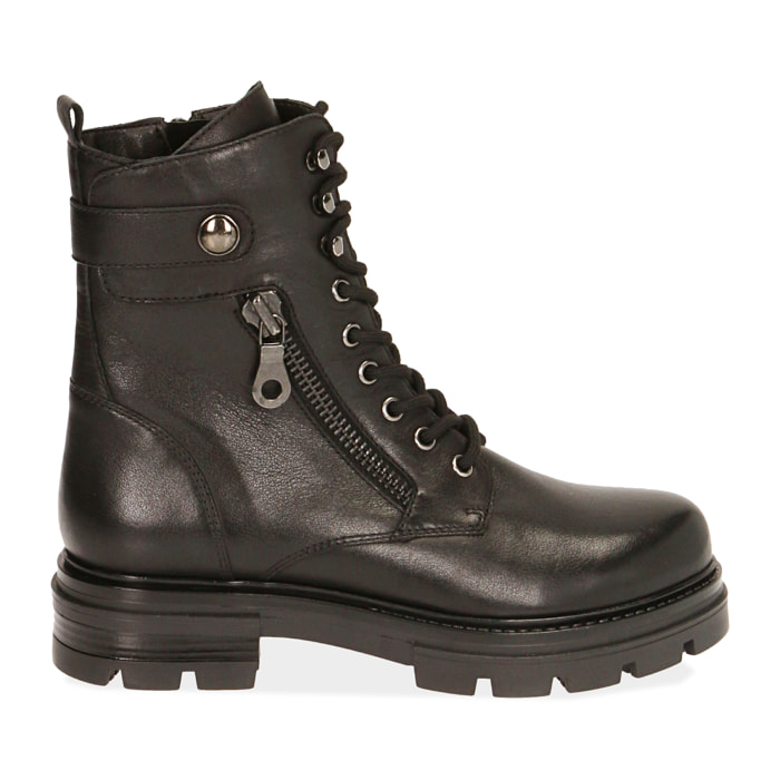 Botas militares de piel negra con cremallera y tacón de 4 cm.