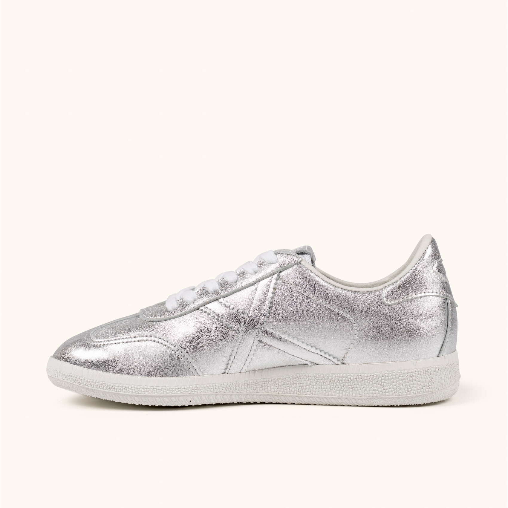 Zapatilla casual en piel metalizada plateada con suela blanca MUNICH BARRU 224