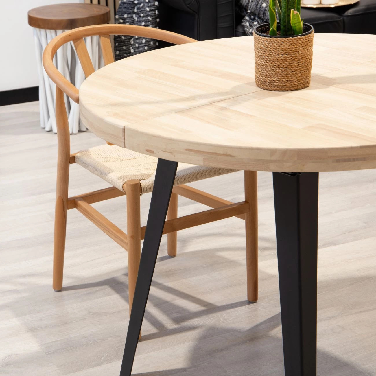 Mesa de comedor redonda extensible en negro y roble 100-180x100 cm Berg Negro - Roble