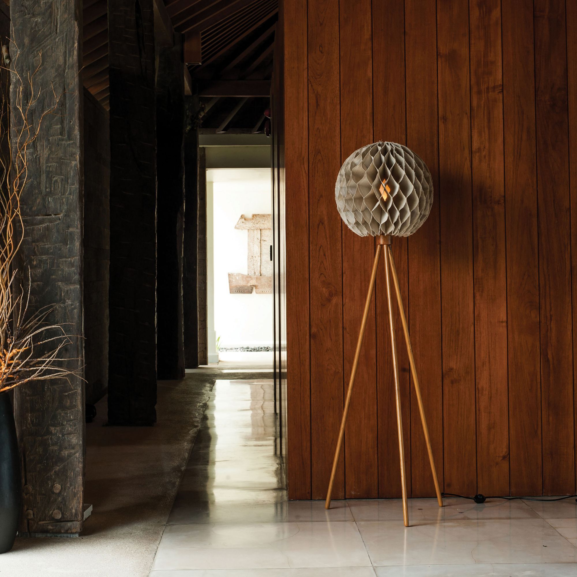 Lampadaire en lin taupe pied en teck h163cm BULAT