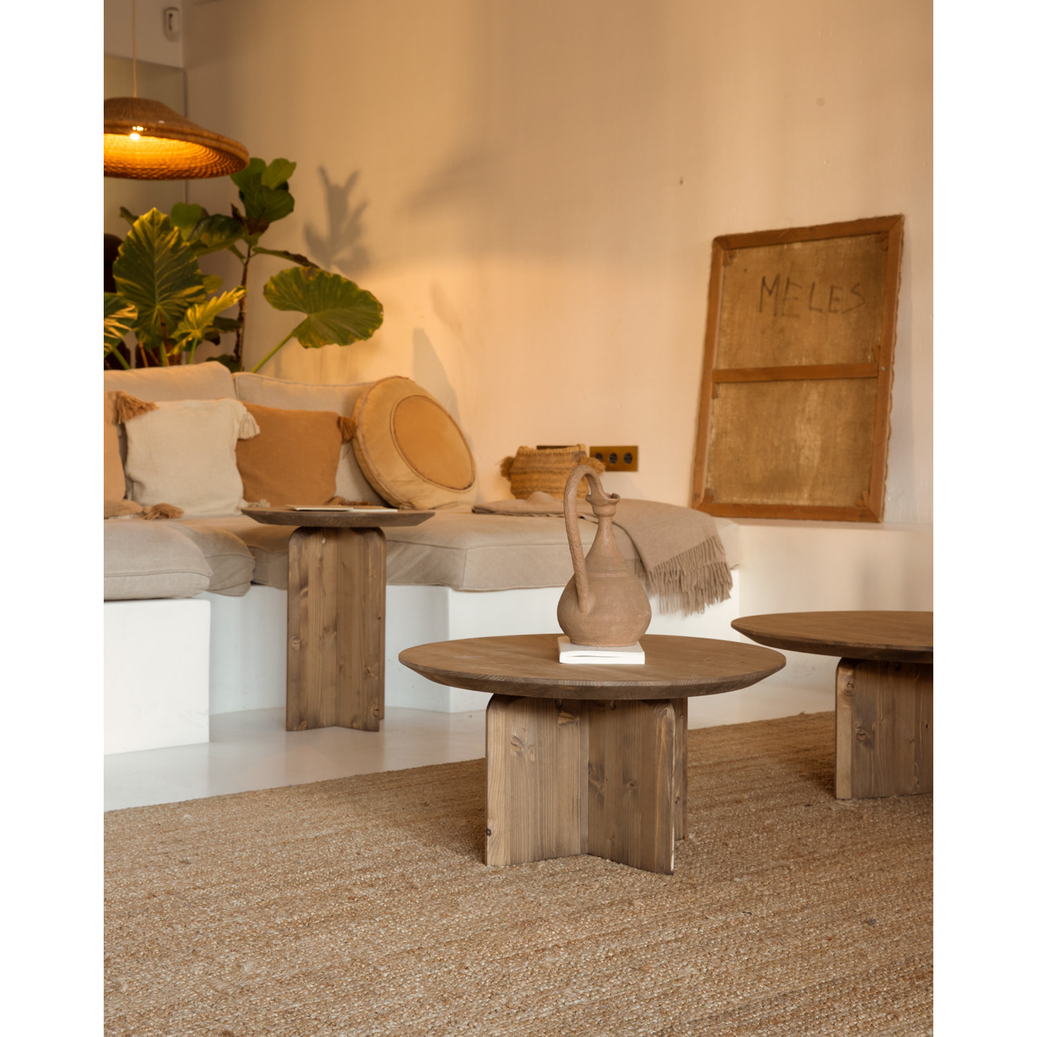 Mesa de centro redonda de madera maciza en tono roble oscuro de varias medidas