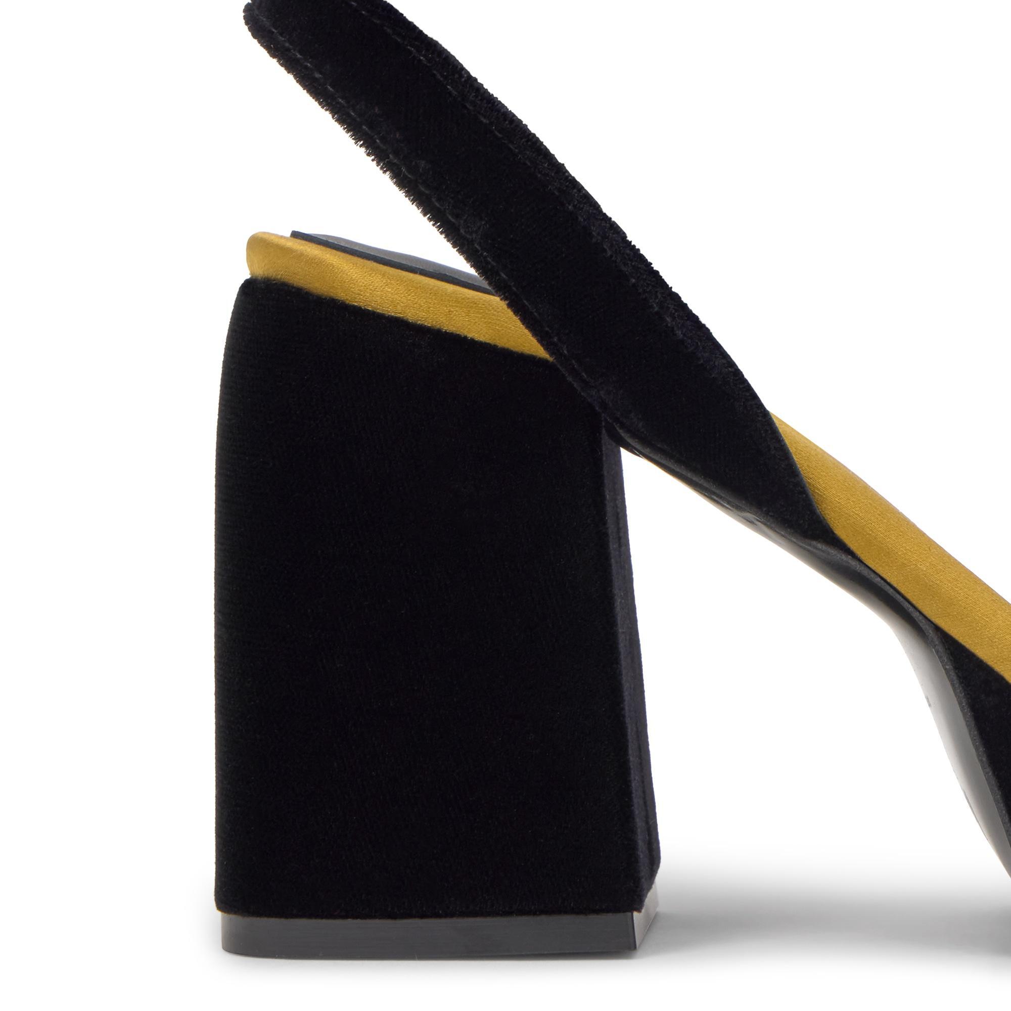 Sandalia de tacón Valencia en terciopelo con cierre de hebilla