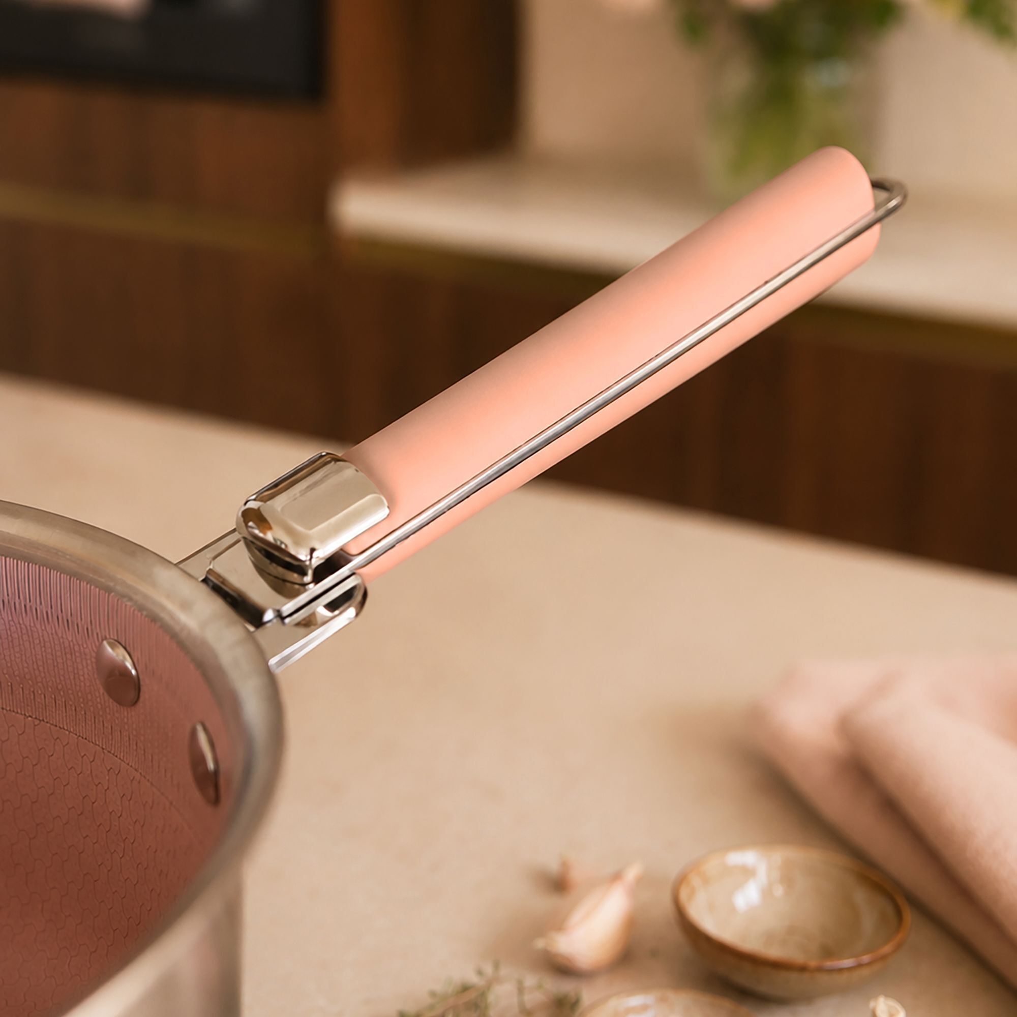 Set de 3 casseroles en acier inoxydable et une poignée amovible rose AGLAE