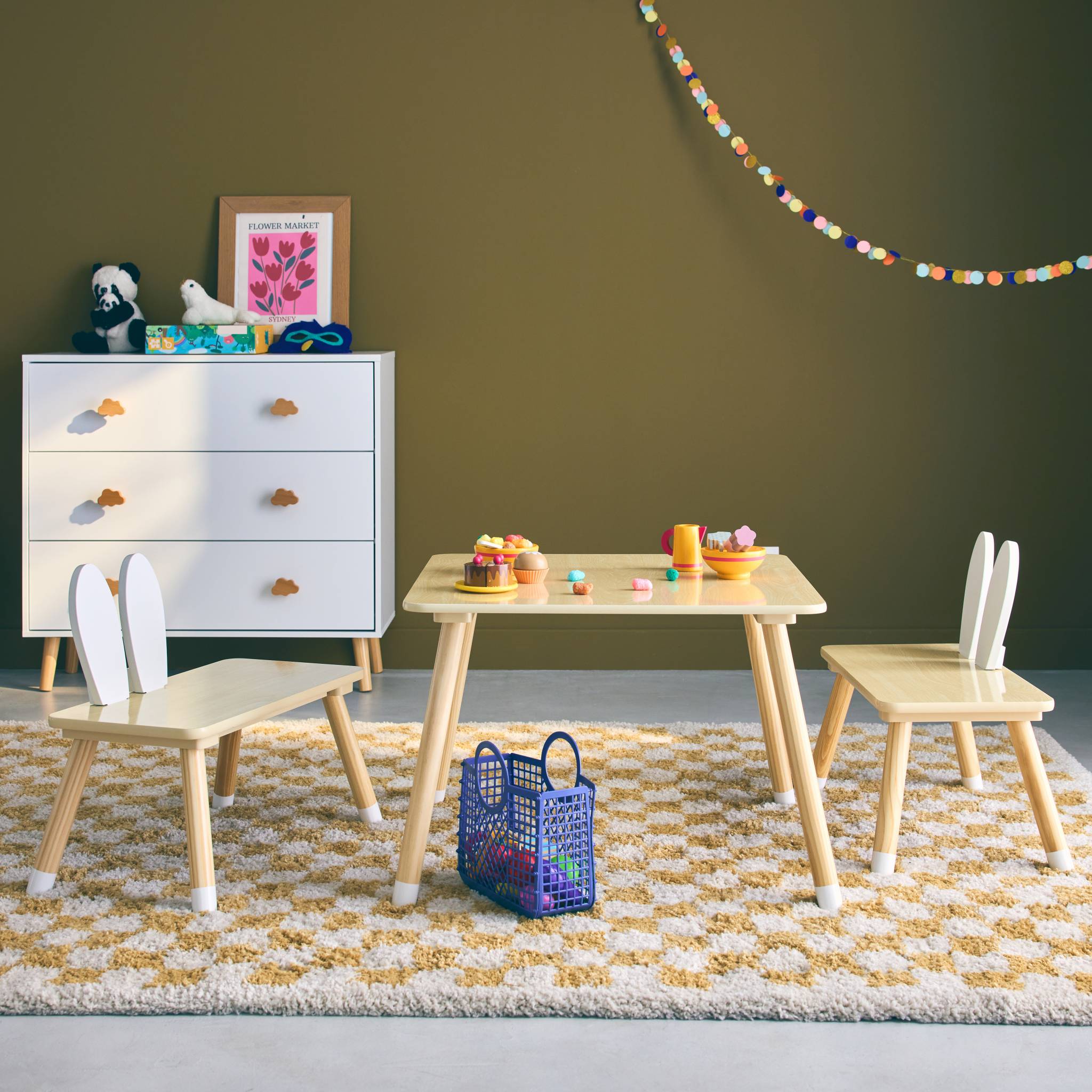Table enfant + 2 chaises. pieds en pin. couleur blanc et bois