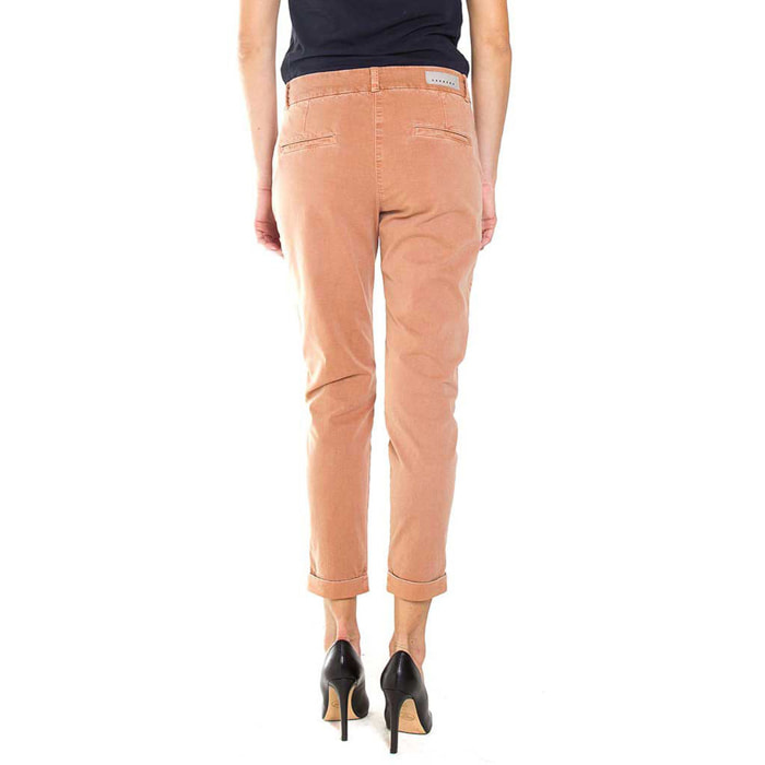 PANTALONE CHINOS IN GABARDINA STRETCH. MOD. T765. Vita regolare e gamba comoda.