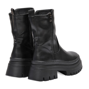 Stivaletto in simil pelle con cintura finta